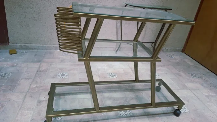Mesa em aço escovado com tampão de vidro 