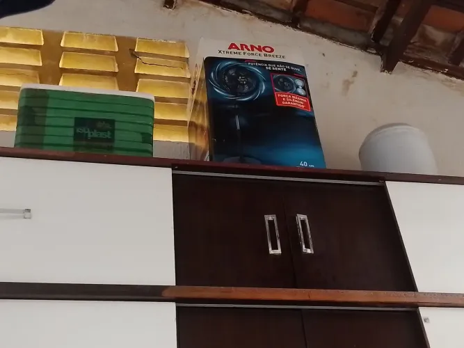 LOUÇAS, PANELAS, TALHERES, TRAVESSAS, COPOS, ISOPOR LATÃO E 1 OUTRO DE 45 L