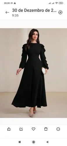Vestido preto longo e com mangas