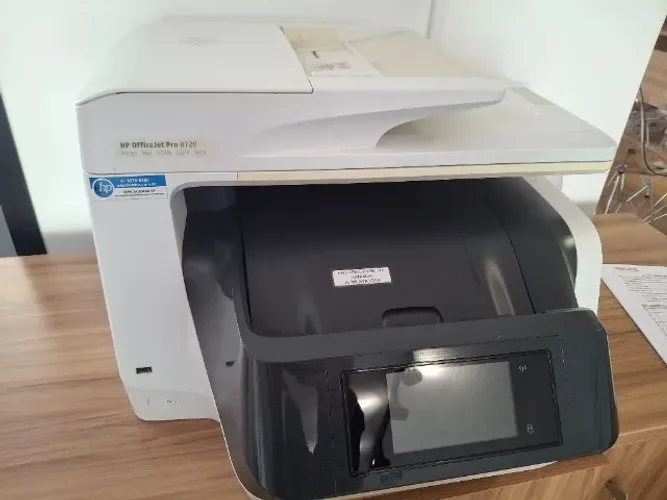 Impressora branca HP Office JET PRO 8720