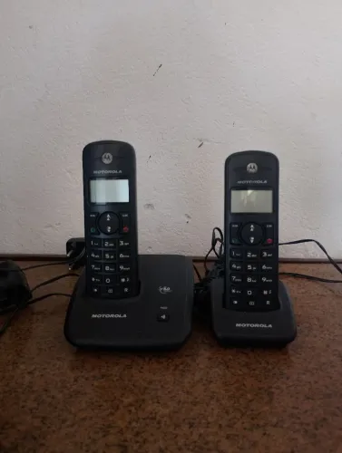 Telefone fixo sem fio com a mão