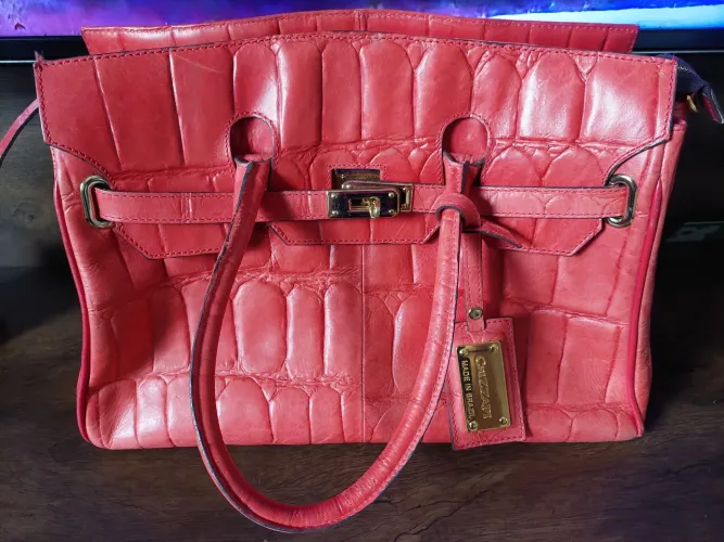 Bolsa da marca Crizzapi em couro legítimo estilo croco inspirada nas bolsas Santa Lolla
