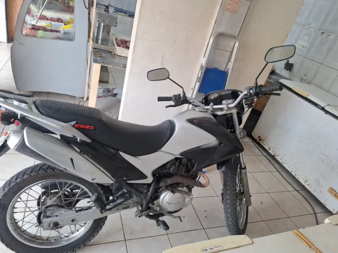 Moto bros 150 preto com braco esta toda funcionando normal