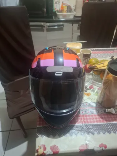 Vende se um capacete da marca norisk