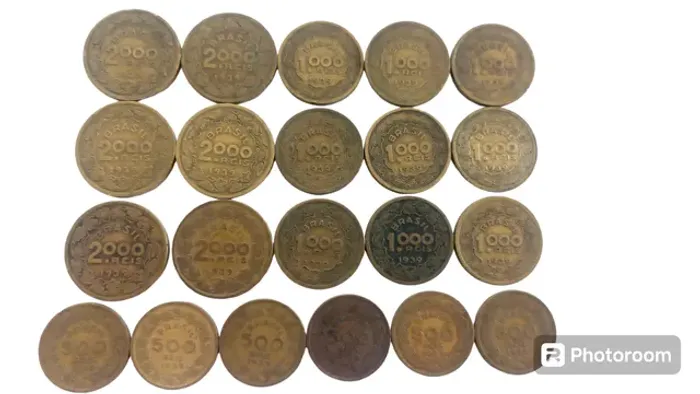 lote de 21 moedas de réis 1939 de bronze 2000,1000 e 500 réis.
