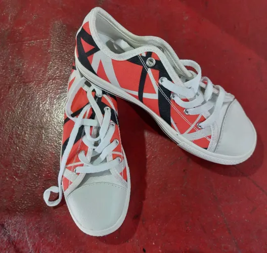 Vendo tênis Van Halen feminino tamanho 36 forma pequena