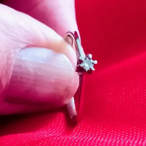 Anel Solitário de Ouro Branco com Diamante