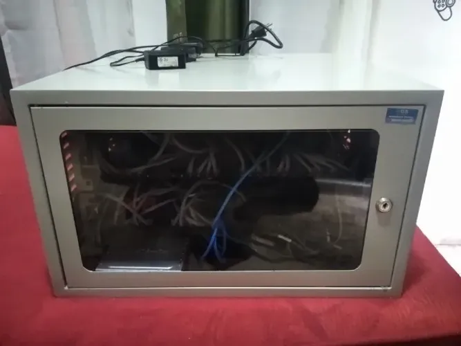 caixa com switch com 100 portas e PABX