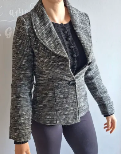 Casaco feminino estilo tweed na cor preto e cinza, tamanho 38