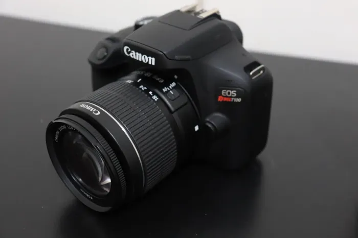 Kit Canon T100 + Lente Canon EF-S 18-55mm III + Acessórios