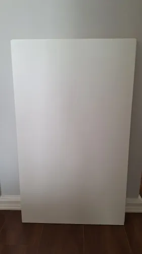 Duas placas de madeira branca