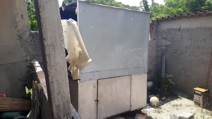 Vendo uma barraca,  multi uso, tem lugar pra guardar em baixo também,  super espaçosa