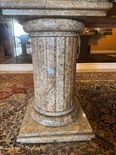 Mesa de mármore com tampo de vidro