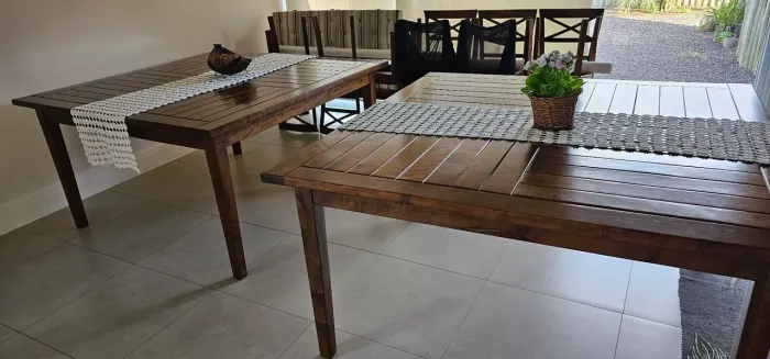 Mesa de madeira Itaúba maciça de 8 lugares quadrada.