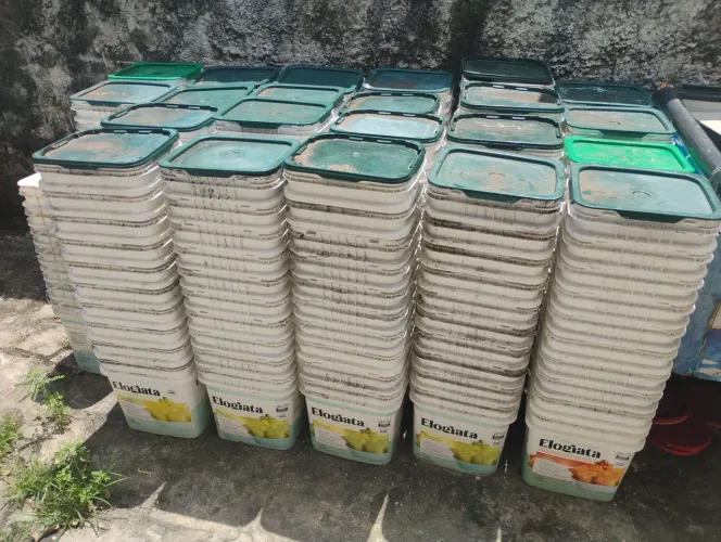 Balde quadrado de 15 litros. Valor: 3,50 reais a unidade.