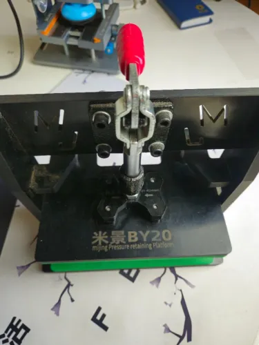 Suporte Prensa para Manutenção de celulares. IDEAL para deixar tampas e colas secando