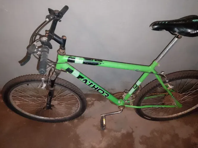Vende-se bicicleta Legacy Athor Aro 26 verde e preto