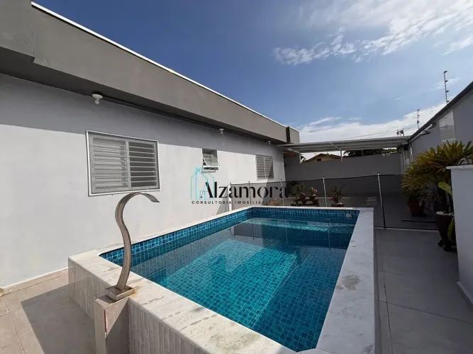 Casa com piscina à venda em Itanhaém/SP, 300 metros da praia .