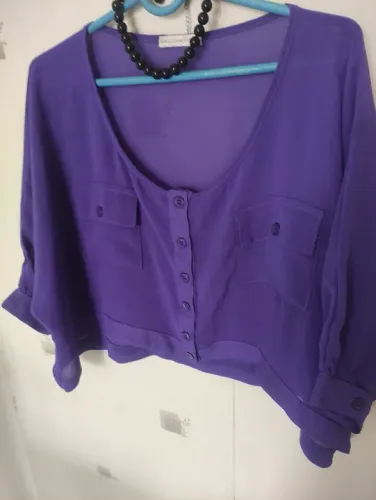 Blusa feminina roxa com botões 