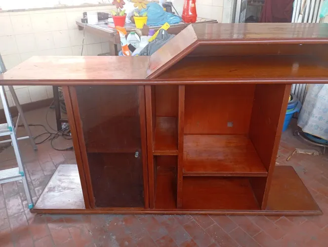 Rack de madeira maciça, com porta taças design diferenciado
