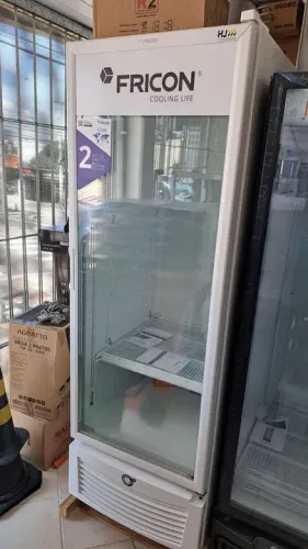 A. Freezer 569lts Fricon 2 anos de garantia cor preta e branca 