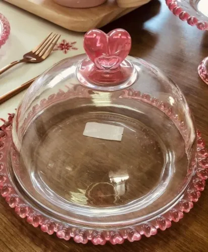 Queijeira e prato com pé para bolo, em vidro com linha? lyor