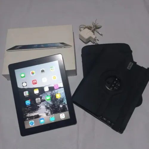 Apple iPad 4 Preto 9" 64Gb Modelo A1459 c/ Caixa e Teclado Bluetooth