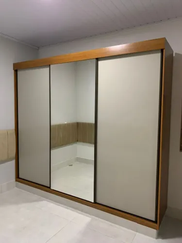 Guarda-Roupa Moderno com Portas de Correr
