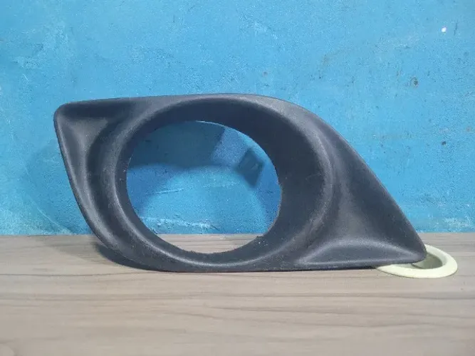 Moldura do Farol de Milha Esquerdo Nissan Versa 2012 a 2017 62256 3BA5A