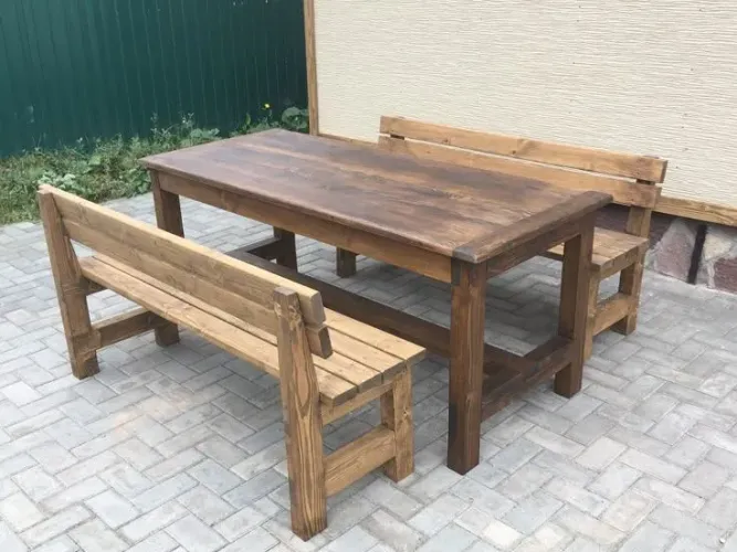 Conjunto de mesa e bancos de madeira rústica para jardim