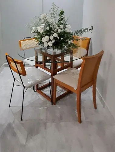 Mesa de Jantar com tampo de vidro