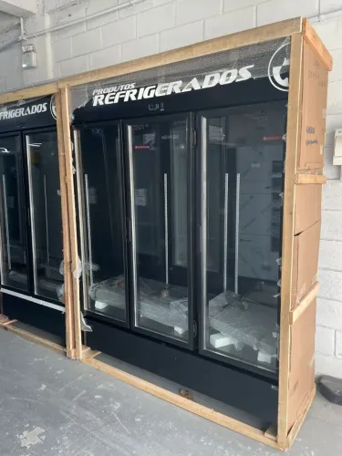  Expositor refrigerado interno preto 3 portas (Ester)