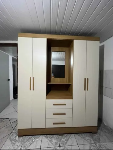 Guarda-Roupa com espelho