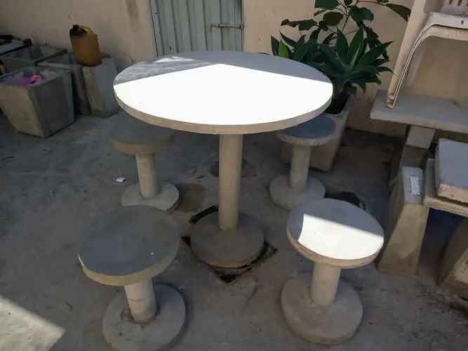 Conjunto de Mesa e Banquinhos de Concreto