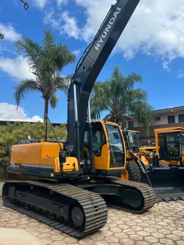 ESCAVADEIRA ano2025 financio HYUNDAI R220 ANO 2025 não Komatsu caterpillar Cat Sany 