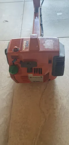 Roçadeira Husqvarna 235 com defeito( para peças)