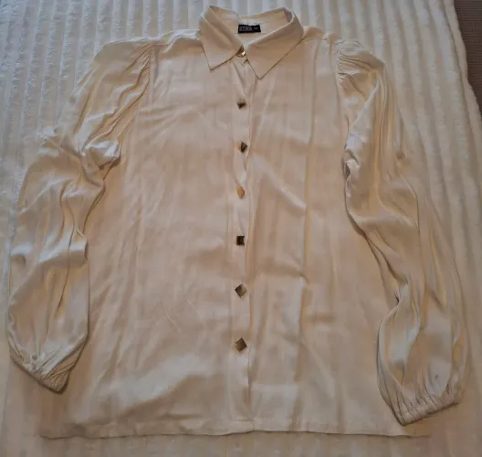 Camisa feminina com botões dourados tamanho 42