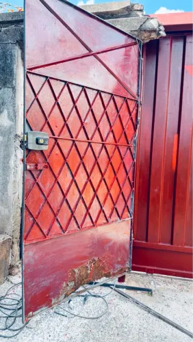 Portão de Aço Vermelho com Grade Diamantada