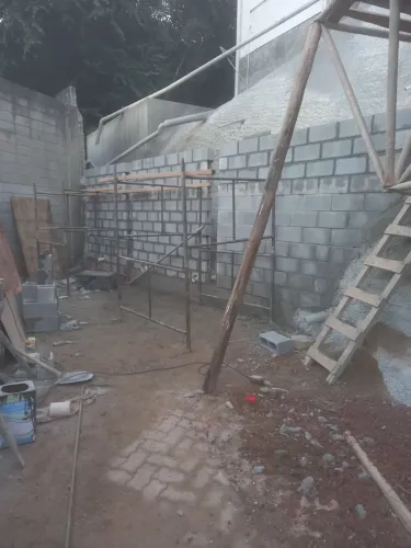 Construção civil e acabamento pisos porcelanato reforma Muros de arrimo em geral