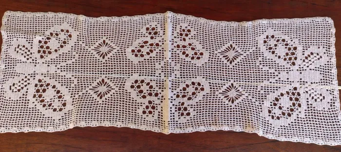 Caminho de mesa de crochê artesanal