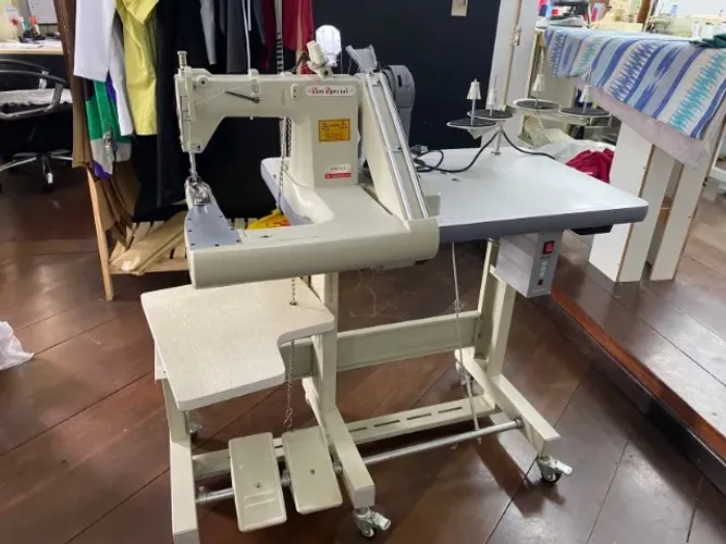 Máquina Fechadeira de Braço Sun Special SS927 motor silencioso Semi nova com Acessórios