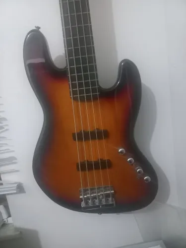 Baixo fender Squier deluxe V