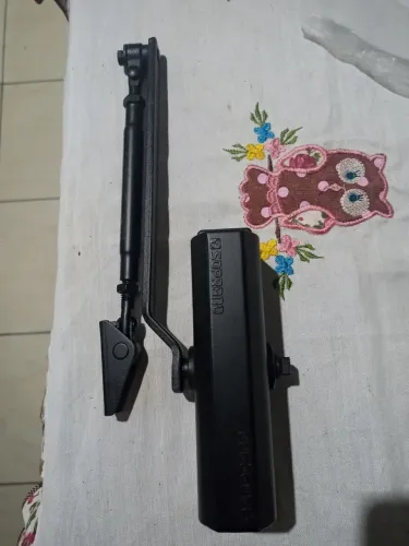 Mola Aérea Hidráulica Soprano na cor preta, modelo compatível com portas de 25 kg a 45 kg.