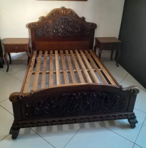 Antigo conjunto cama casal padrão e par de criados