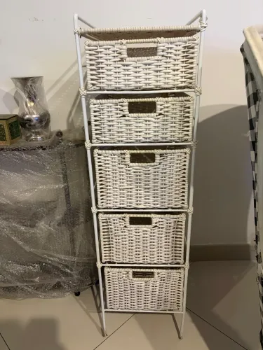 Móvel com gavetas em ratan branco 