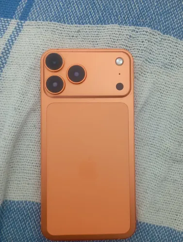 Telefone tá filé com carcaça do 17 pro Max mas não é aparelho 17