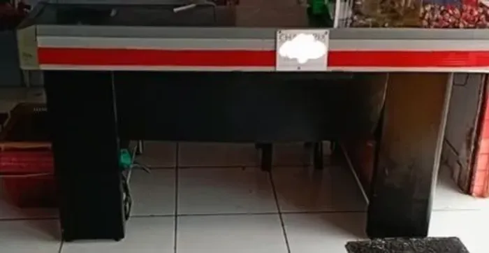 Balcão caixa checkout com gaveta automática e divisórias com prendedores de cédula!