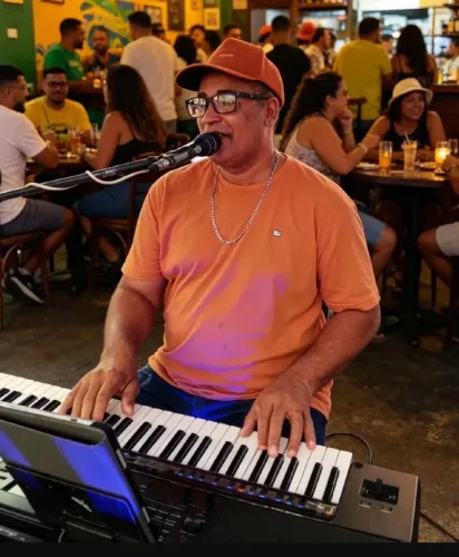 Cantor voz e teclado ao vivo