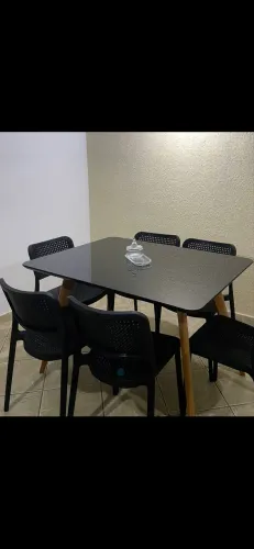 Mesa tampo de vidro temperado preta + 04 cadeiras 100% polipropileno 