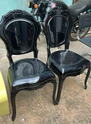 Cadeira em plástico resistente - cor preta